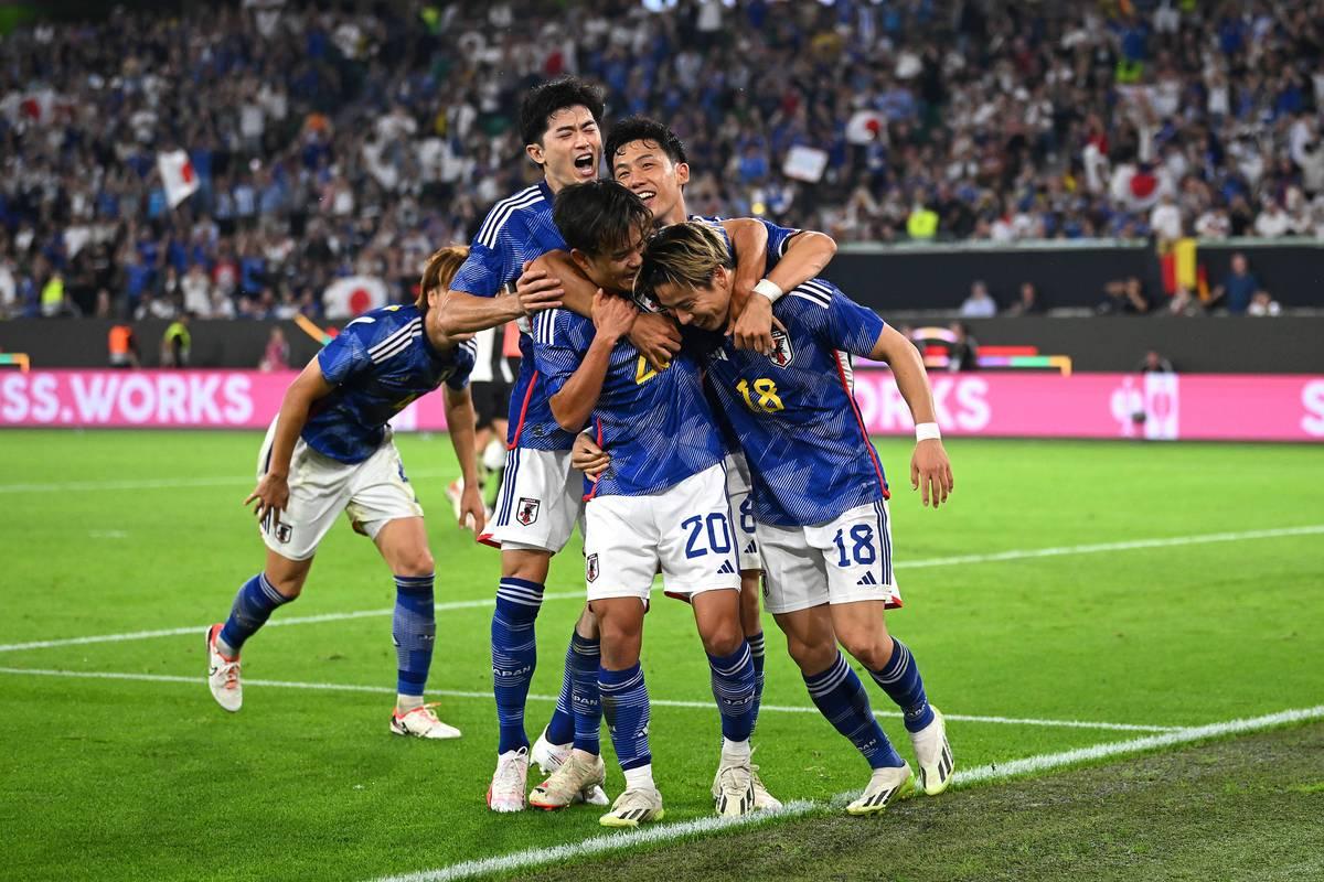 日本队不断突破！，莱万多夫斯基连续十场比赛得分超过刷新纪录赛场气氛高涨的简单介绍