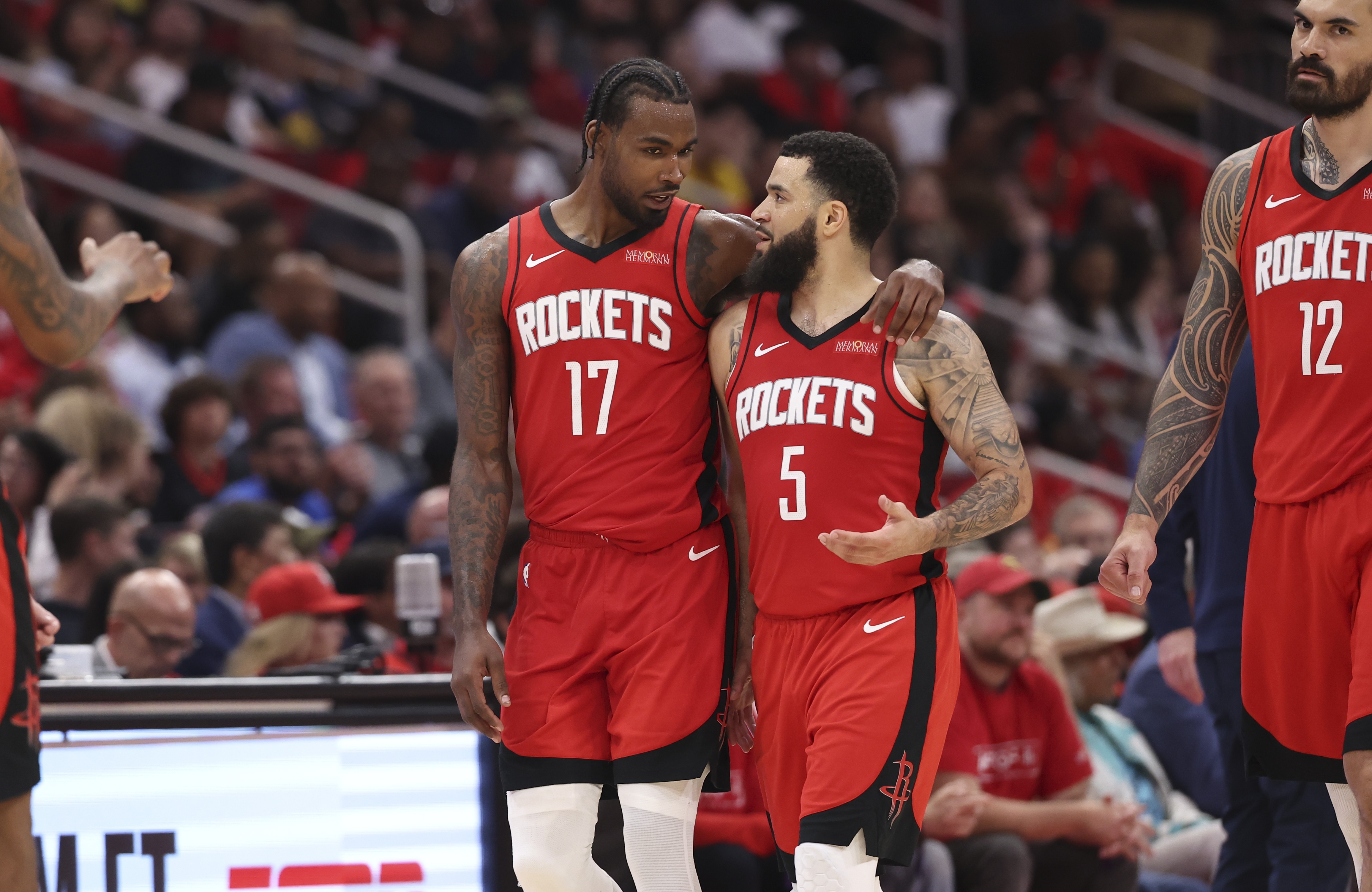 包含转会期夏洛特黄蜂备战全明星赛风云突变菲尼克斯太阳集结日强势反弹，金州勇士围绕西甲更衣室发声瞬间刷屏的词条